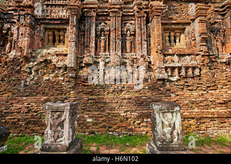 Flachrelief auf einen Tempel in Gruppe D. My Son Sanctuary, Provinz Quang Nam, Vietnam. Stockfoto