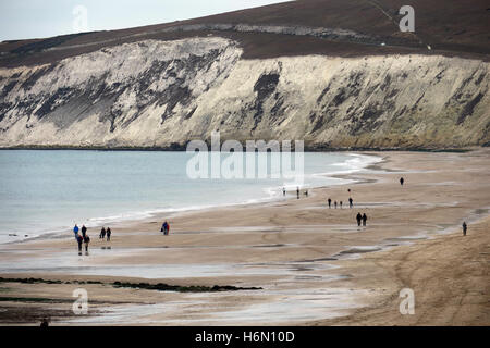 Compton Bucht und Freshwater Cliff auf der Isle Of Wight mit kleinen Figuren an einem Wochenende Fuß bei Ebbe. Stockfoto