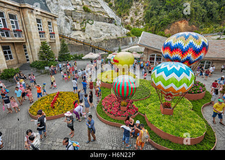 Blumenbeete vor Ba Na Cable Car Station. Ba Na Hills Mountain Resort, Da Nang, Vietnam. Stockfoto