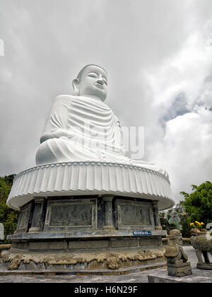 Shakyamuni Buddha-Statue. Ba Na Hills Mountain Resort, Da Nang, Vietnam. Stockfoto