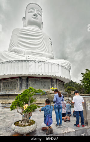 Shakyamuni Buddha-Statue. Ba Na Hills Mountain Resort, Da Nang, Vietnam. Stockfoto