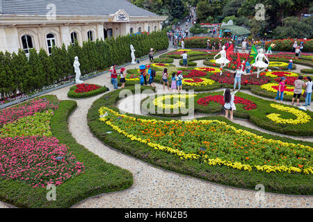 Raffinierte Blumenbeete in Le Jardin D'Amour im Ba Na Hills Mountain Resort in der Nähe von da Nang, Vietnam. Stockfoto