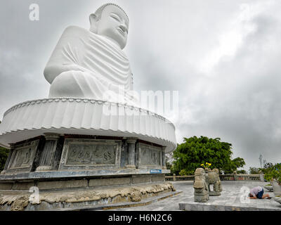 Shakyamuni Buddha-Statue. Ba Na Hills Mountain Resort, Da Nang, Vietnam. Stockfoto