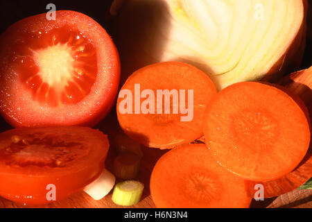 geschnittenem frischem Gemüse und Tomaten Stockfoto