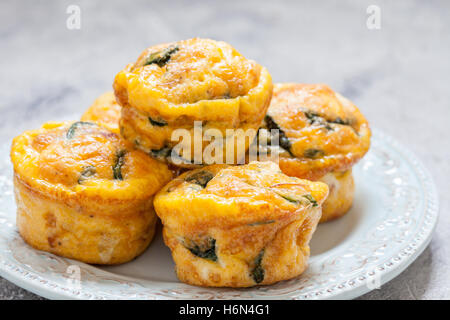 Ei-Muffins mit Spinat und Speck Stockfoto