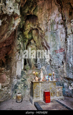 Weiblicher Buddhastatue (Göttin der Barmherzigkeit) in Hoa Nghiem Höhle. Thuy Son Berg, die Marmorberge, Da Nang, Vietnam. Stockfoto