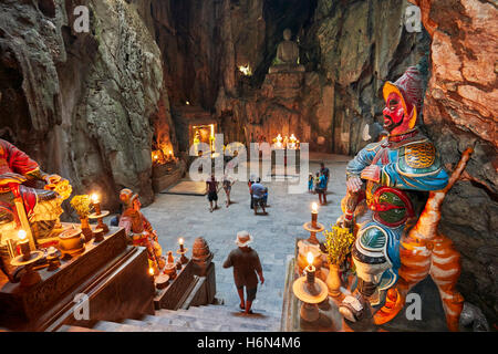 Buddhistische Heiligtum in Huyen Khong Höhle. Thuy Son Berg, den Marble Mountains, Da Nang, Vietnam. Stockfoto