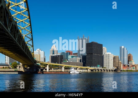 Skyline der Stadt und Festung Pitt Brücke, Pittsburgh, Pennsylvania, USA. Stockfoto