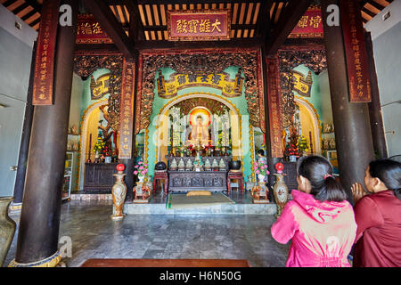 Vietnamesische Frauen beten in der Linh Ung Pagode auf dem Berg Thuy Son. Die Marmorberge, Da Nang, Vietnam. Stockfoto