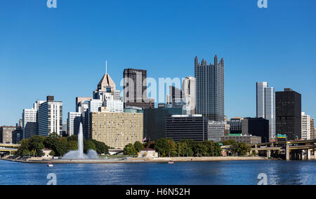 Skyline der Stadt und Point State Park, Pittsburgh, Pennsylvania, USA. Stockfoto