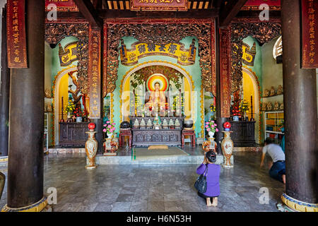 Die Leute beten in der Linh Ung Pagode auf dem Berg Thuy Son. Die Marmorberge, Da Nang, Vietnam. Stockfoto