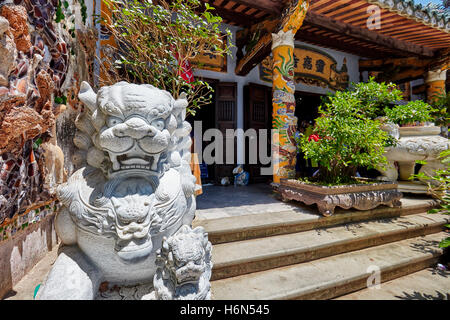 Löwenstatue in der Linh Ung Pagode auf dem Thuy Son Mountain. Die Marmorberge, Da Nang, Vietnam. Stockfoto