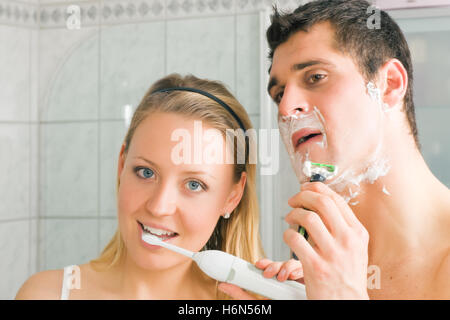 Rasieren und Zähneputzen Stockfoto