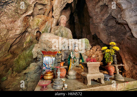 Sitzende Buddha-Statue in Tang Chon Höhle. Thuy Son Berg, die Marmorberge, Da Nang, Vietnam. Stockfoto