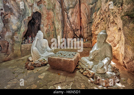 Zwei Weise Männer spielen Xiangqi (chinesisches Schach) – Skulptur in der Ban Co (Schachbrett) Grotte in der Tang Chon Höhle. Die Marmorberge, Da Nang, Vietnam. Stockfoto