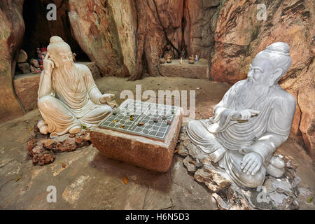 Zwei Weise Männer spielen Xiangqi (chinesisches Schach) – Skulptur in der Ban Co (Schachbrett) Grotte in der Tang Chon Höhle. Die Marmorberge, Da Nang, Vietnam. Stockfoto