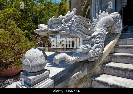 Drachen-Statue am Eingang zum Xa Loi Turm. Thuy Son Berg, die Marmorberge, Da Nang, Vietnam. Stockfoto