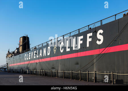 Dampfschiff William G. Mather Maritime Museum angedockt am Lake Erie, Cleveland, Ohio, USA. Stockfoto