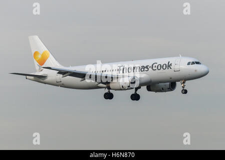 LY-VEI Airbus A320-233 Avion Express Thomas cook eingetroffen. Flughafen Manchester England. Stockfoto