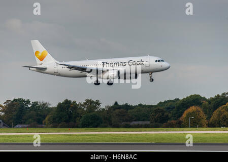 LY-VEI Airbus A320-233 Avion Express Thomas cook eingetroffen. Flughafen Manchester England. Stockfoto