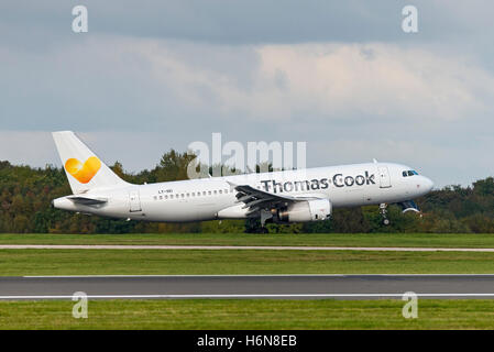 LY-VEI Airbus A320-233 Avion Express Thomas cook eingetroffen. Flughafen Manchester England. Stockfoto