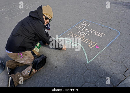 Straße Kreide Künstler Hans Ace Honschar mit einem fertigen Stück im Washington Square Park in Greenwich Village, New York City. Stockfoto