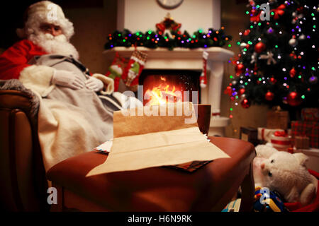 Leere Wunschzettel für den Weihnachtsmann auf einem Holztisch gelegt. Stockfoto