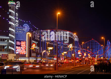 Blackpool Pleasure Beach und die Promenade während der jährlichen Illuminationen Blackpool, Lancashire, England. Stockfoto