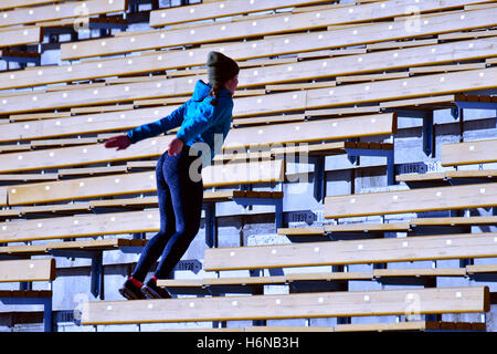 Ausbildung. Junge Frau am Stadion Treppe springen. Stockfoto