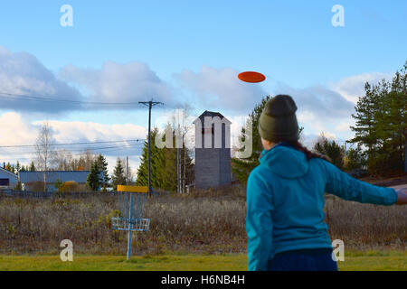 Teenager, Disc-Golf auf Disc-Golf-Kurs zu werfen. Stockfoto