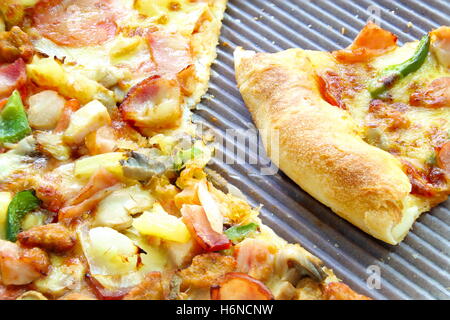 Geschlossen bis leckere oberste Pizza in einer box Stockfoto