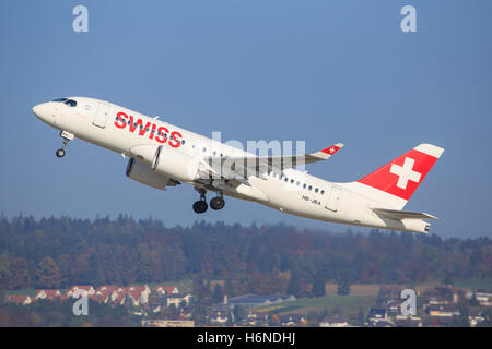 Zürich/Schweiz July10, 2016: Swiss International Air Lines neue Bombardier CSeries Landung am Flughafen Zürich. Stockfoto