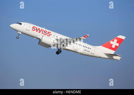 Zürich/Schweiz July10, 2016: Swiss International Air Lines neue Bombardier CSeries Landung am Flughafen Zürich. Stockfoto