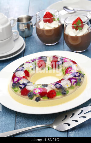 Weihnachten Kranz Bavarois und Mousse au Chocolat, hausgemachten Gelee dessert Stockfoto