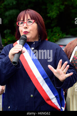 Stellvertretender Bürgermeister von Pertuis (Frankreich) Marie-Ange Conte liefern ihren einführenden Bemerkungen während der Enthüllung des neuen Straßenschild... Stockfoto