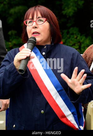 Stellvertretender Bürgermeister von Pertuis (Frankreich) Marie-Ange Conte, liefern ihre Eröffnungsrede bei der Enthüllung einer neuen Straße unterzeichnen die twin Stockfoto