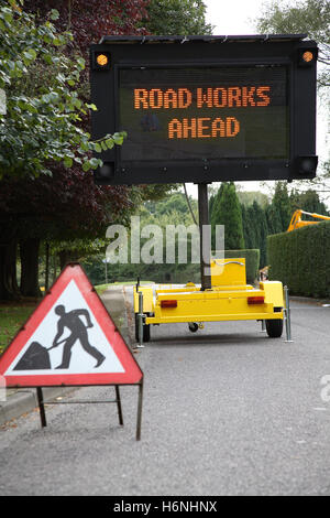 Ein Schild am Straßenrand mobil, solar angetriebene Matrixdrucker wird folgende Meldung angezeigt: Straßenarbeiten vor