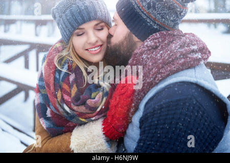 Küssende Paar in Wintertag Stockfoto