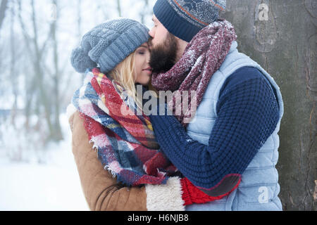 Sweet kiss in Wintertag Stockfoto