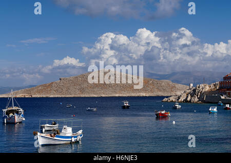 Angelboote/Fischerboote im Hafen, Dorf von Emborio Chalki Insel in der Nähe von Rhodos, Dodekanes, Griechenland. Stockfoto