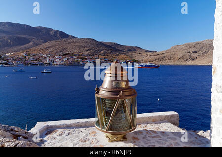 Blick auf Emborio und Hafen, Insel Chalki, Dodekanes, Griechenland. Stockfoto