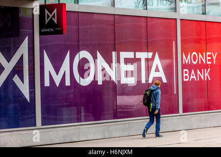 Moneta-Spardose, Logo, Schilder, Prag, Tschechische Republik Stockfoto