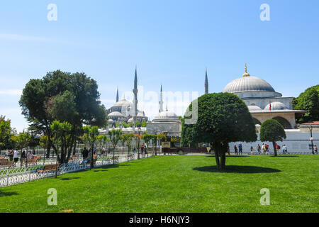 ISTANBUL, Türkei - 20. Mai 2016 - Touristen in blaue Moschee in Sultanahmet in Istanbul, Türkei. Mehr als 32 Millionen Touristen visi Stockfoto