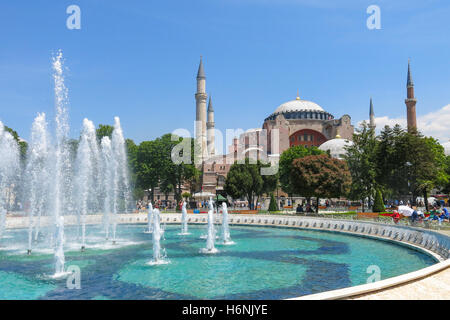 ISTANBUL, Türkei - 20. Mai 2016: Istanbul, Sultanahmet-Platz mit Blick auf die Hagia Sophia. Mehr als 32 Millionen Touristen visi Stockfoto