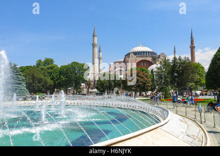 ISTANBUL, Türkei - 20. Mai 2016: Istanbul, Sultanahmet-Platz mit Blick auf die Hagia Sophia. Mehr als 32 Millionen Touristen visi Stockfoto