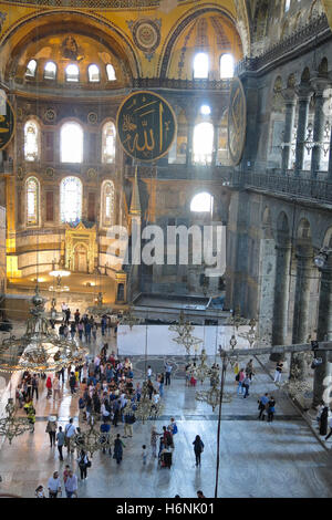 ISTANBUL, Türkei - 20. Mai 2016 - Touristen im Inneren der Hagia Sophia (Hagia Sofia, Ayasofya) in Istanbul, Türkei. Mehr als 32 Stockfoto