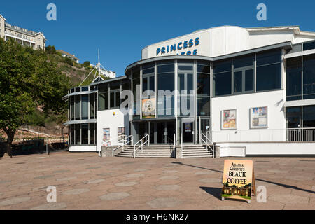 Das Princess Theatre, Torquay Frontansicht und Haupteingang mit einem On-board-Werbung eine Agatha Christie spielen Stockfoto