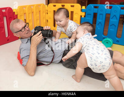 Großvater versucht, Foto-Zwillingen Stockfoto