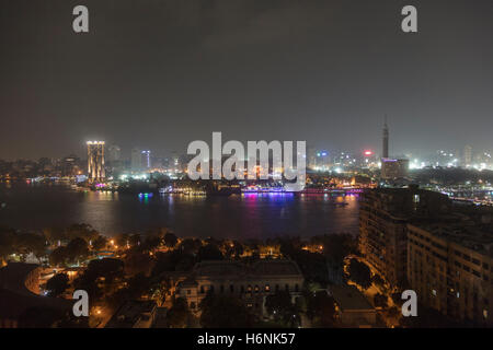 Ansicht von Kairo, Ägypten und der Nil bei Nacht, mit der britischen Botschaft im Vordergrund Stockfoto