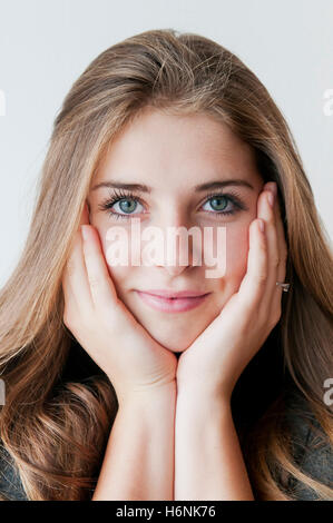 lächelnde Brünette Mädchen Porträt Stockfoto